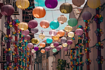 Kleurrijke Chinese lantaarns op de straat van George Town, Penang. Voorbereiding voor Chinees Nieuwjaar