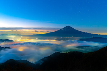 Fototapeta na wymiar 富士山　七色の雲海　