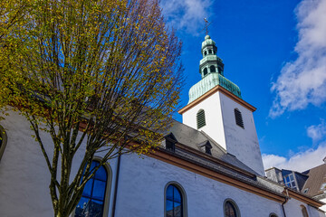 Obraz premium Turm der historischen Marienkirche in der Altstadt von Siegen