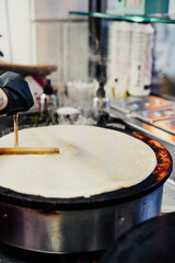 Crep dulce hecho en una crepera de disco profesional