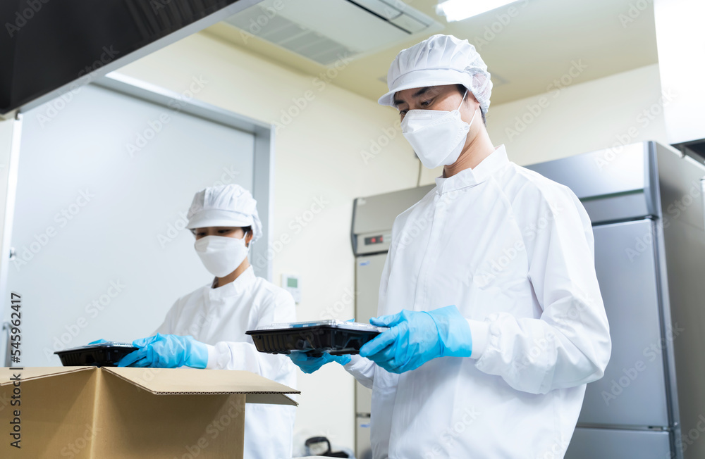 Aufkleber ダンボールに食品を詰める調理スタッフ　給食センター　弁当屋