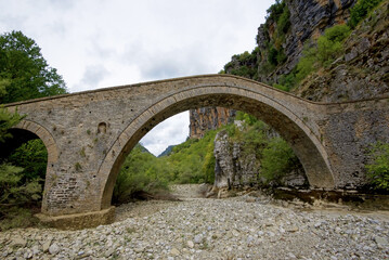 Fototapeta na wymiar Griechenland - Zagorochoria - Vikos Schlucht - Misiou's Steinbrücke
