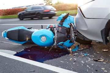 Fototapete Schiffswrack Damaged in a car accident motorbike