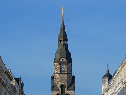 Blick auf Kirchturmspitze und Turmuhr der Michaeliskirche. Leipzig, Sachsen, Deutschland