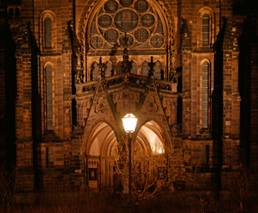 In der Abendstunde: Laterne vor dem gotischen Portal der Peterskirche Leipzig