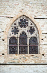 Finestra gotica su facciata cattedrale, centro storico Perugia