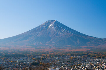 山梨県富士吉田市 秋の新倉山浅間公園から見る富士山