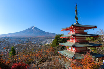 Fototapeta premium 山梨県富士吉田市 秋の新倉山浅間公園から見る富士山と忠霊塔