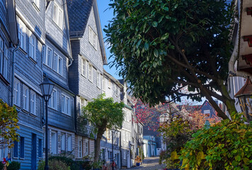 Schöne Straße mit historischen Häusern in der Altstadt von Siegen