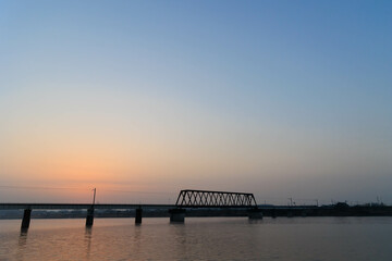 Fototapeta premium 朝日に染まる加古川の鉄橋