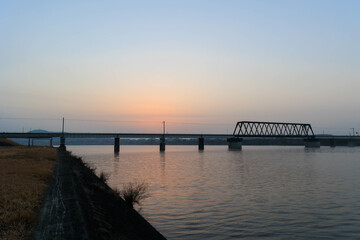 Obraz premium 朝日に染まる加古川の鉄橋