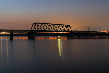 朝日が昇る前の加古川鉄橋