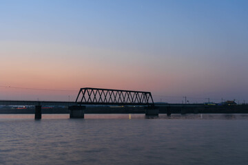 朝日に染まる加古川の鉄橋