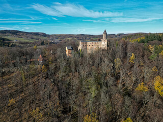 Fototapeta na wymiar Zamek Grodno ,zdjęcie z drona . Zamek położony nad Zalewem Bystrzyckim. dolnysląsk Polska