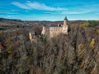 Zamek Grodno ,zdjęcie z drona . Zamek położony nad Zalewem Bystrzyckim. dolnysląsk  Polska