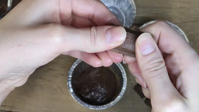 making chocolate cupcakes