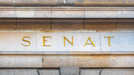 Détail de la façade du Palais du Luxembourg, siège du Sénat, chambre haute du parlement français. Il est situé à Paris, France - obrazy, fototapety, plakaty