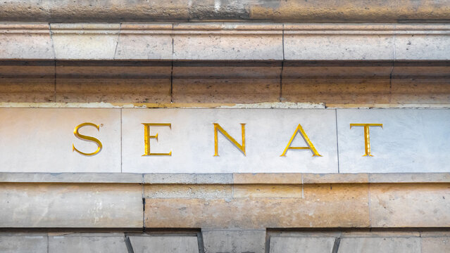 D&eacute;tail de la fa&ccedil;ade du Palais du Luxembourg, si&egrave;ge du S&eacute;nat, chambre haute du parlement fran&ccedil;ais. Il est situ&eacute; &agrave; Paris, France
