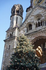 Der traditionelle Weihnachtsbaum an der Gedächtniskirche auf dem Breitscheidplatz in Berlin