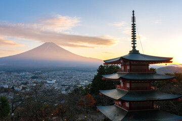 山梨県富士吉田市 秋の新倉山浅間公園から見る夕暮れの富士山と忠霊塔