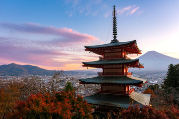 Obraz premium 山梨県富士吉田市 秋の新倉山浅間公園から見る夕暮れの富士山と忠霊塔