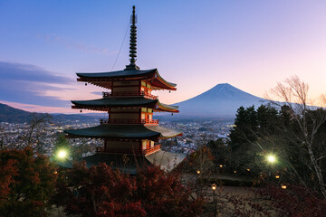 Fototapeta premium 山梨県富士吉田市 秋の新倉山浅間公園から見る日没の富士山と忠霊塔