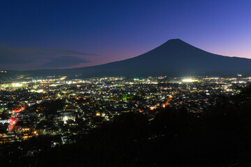 山梨県富士吉田市 秋の新倉山公園、南側の展望台から見る富士山と富士吉田市街の夜景