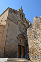 Kirche und Stadtmauer in Alcudia auf Mallorca