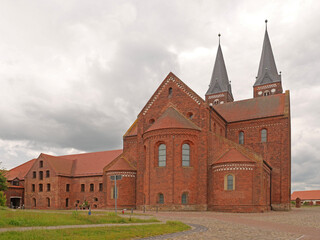 Fototapeta na wymiar Das weithin sichtbare, romanische Kloster Jerichow mit den beiden Türmen. Altmark, Sachsen-Anhalt, Deutschland 