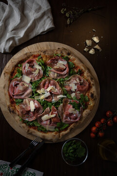 Pizza italiana con crudo e grana