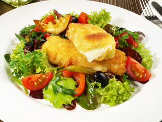 Gebackener Feta-Käse auf Salat