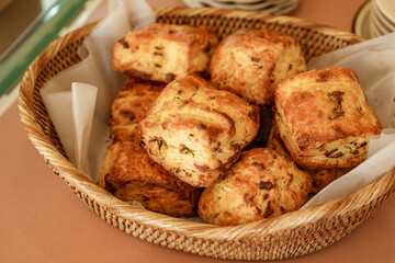 맛있어 보이는 갓구운 스콘