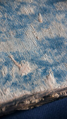 Borde astillado de tablón de madera pintado de azul desgastado 