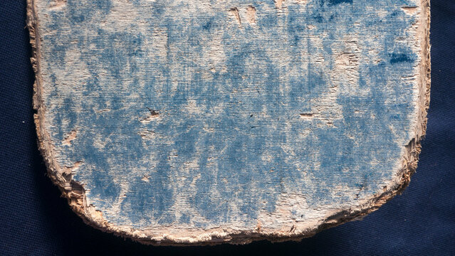 Borde astillado de tabl&oacute;n de madera pintado de azul desgastado 