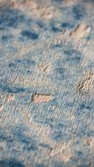 Tablero de madera viejo y desgastado con restos de pintura azul