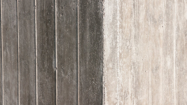 Esquina de pared de hormig&oacute;n gris con relieve de l&iacute;neas paralelas