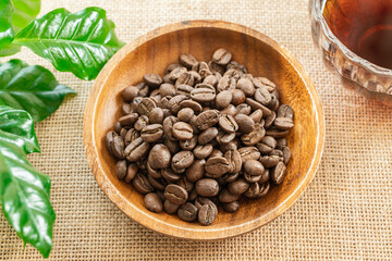 木の器に入ったコーヒー豆とコーヒー