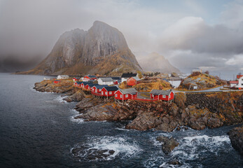 Mooi in het vissersdorp Hamnoy op de Lofoten-eilanden, Noorwegen. Beroemde toeristische attractie. Noorwegen met rode rorbuhuizen. Traditionele Noorse vissershutten, rorbuer op het eiland.