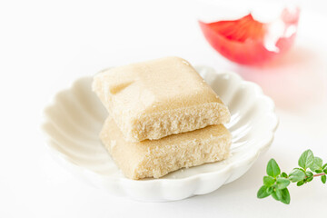 小皿に乗せたシチューのルウ