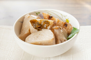 白い器に盛った里芋の煮物