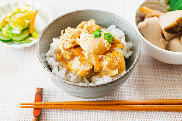 食卓の親子丼とおかず