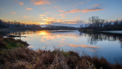 Fototapeta na wymiar autumn sunrise over the lake