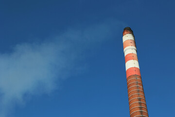 Wysoki komin z cegły starej zamkniętej fabryki.   - obrazy, fototapety, plakaty