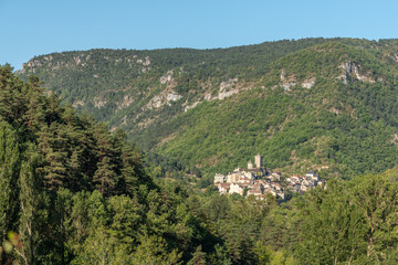 Fototapeta na wymiar Village of Peyreleau in the Jonte gorges.