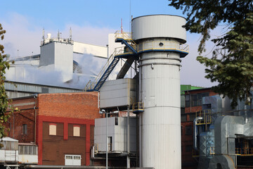 Duża fabryka produkująca żywność w małym mieście przemysłowym. - obrazy, fototapety, plakaty