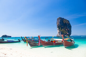 Fototapeta premium beautiful tropical beach in Thailand with longtail boats