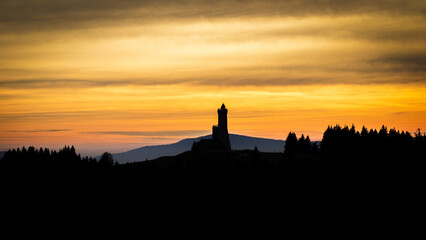 Fototapeta na wymiar autumn mountain sunset overlooking the castle