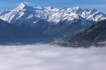 Obraz na płótnie Canvas Berge mit schnee und nebel im tal.