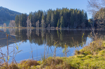 Spiegelung im See am Schwarzsee bei kitzbühel
