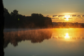 Sonnenaufgang am Waldsee